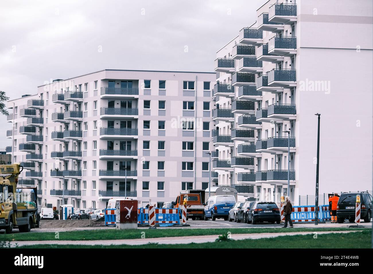 Düsseldorf 30.12.2023 Wohnungen Wohnungsnot Mietswohnung Mieten Mietpreis sozialer Wohnungsbau Immobilien Wohnraummangel Wohnung Baustelle Neubau Mehrfamilienhaus Mietshaus Miete Mietspiegel Mietpreisspiegel Immobilie Wohnungsmangel Baustau Wohnimmobilie Wohnungsimmobilien Mietpreise Altbau Leerstand Baumaterial Baustoffe Ballungsgebiet bezahlbarer Wohnraum CO2-Preis CO2 Bundes-Klimaschutzgesetz Heizen Heizung Klimapaket Mieter Vermieter Mietpreisbremse Klimasteuer Energiewende Büro Büros Homeoffice Home-Office Konjunkturpaket Grundsteuerreform Grundsteuererklärung Wohngeld Wohnungsgeld Wohnun Stockfoto