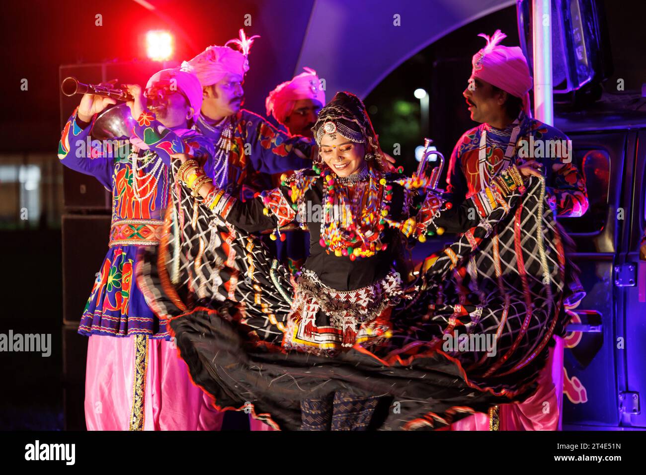 Leicesters Feier von Diwali ist bekannt als eines der größten außerhalb Indiens. Die Musiker und Tänzer, die während des Eröffnungsabends der Diwali-Feier auf dem Cossington Recreation Ground abgebildet wurden. Das Festival of Light ist einer der Höhepunkte des kulturellen Kalenders der Stadt und bietet Besuchern die Möglichkeit, die unglaubliche Lichtshow, das Feuerwerk und das Essen zu genießen und sogar eine Fahrt mit dem Rad des Lichts zu Unternehmen. Stockfoto