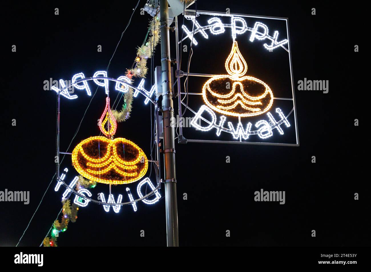 Diwali Schilder auf der Belgrave Road, Leicester. Leicesters Feier von Diwali ist bekannt als eines der größten außerhalb Indiens. Das Festival of Light ist einer der Höhepunkte des kulturellen Kalenders der Stadt und bietet Besuchern die Möglichkeit, das unglaubliche Licht, das Feuerwerk und das Essen zu genießen und sogar eine Fahrt mit dem Rad des Lichts zu Unternehmen. Stockfoto