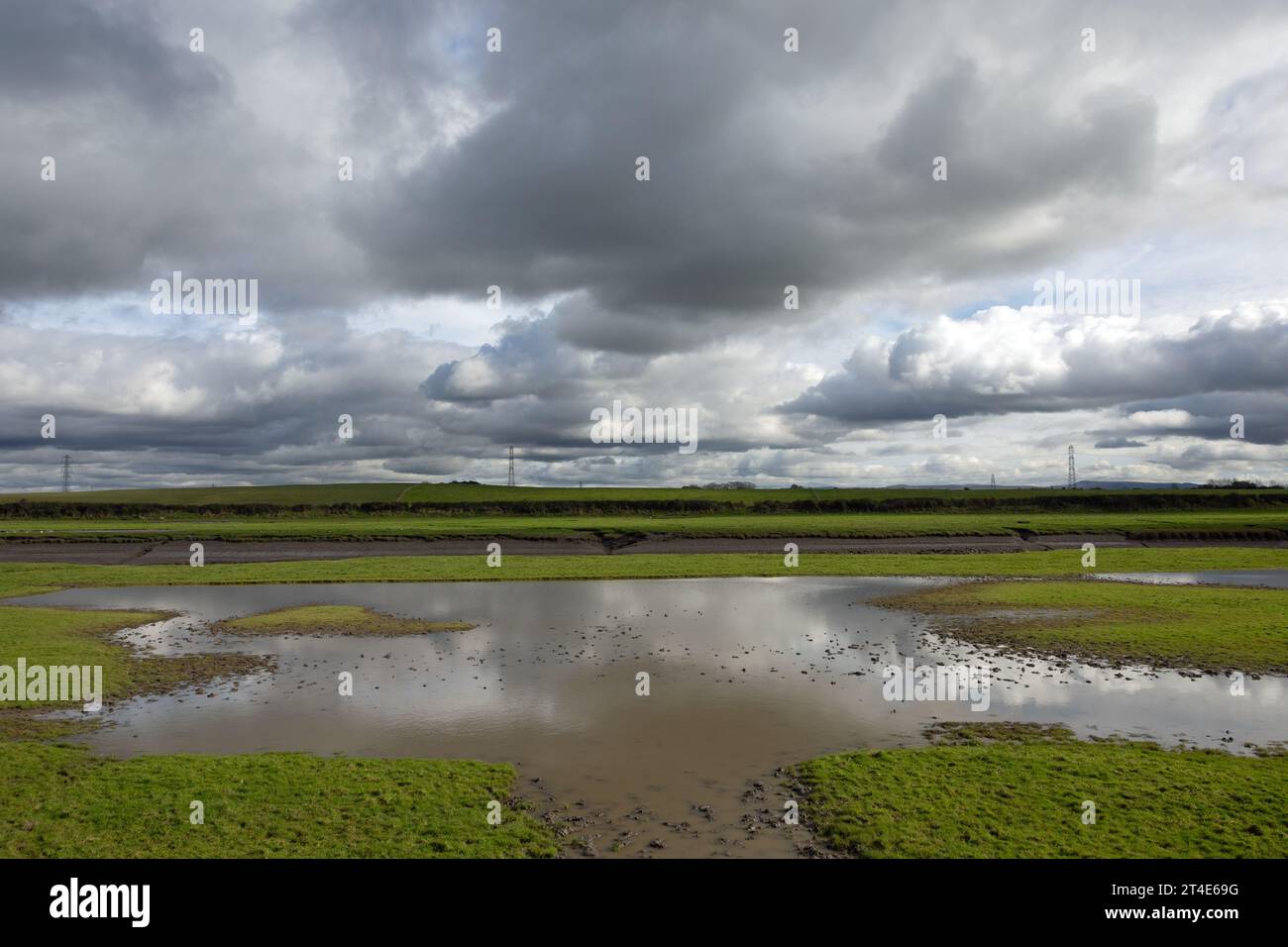 Überfluteter und wasserdurchfluteter Boden Becconsall Out Marsh mit Blick auf den Fluss Douglas bei Hesketh Bank Lancashire England Stockfoto