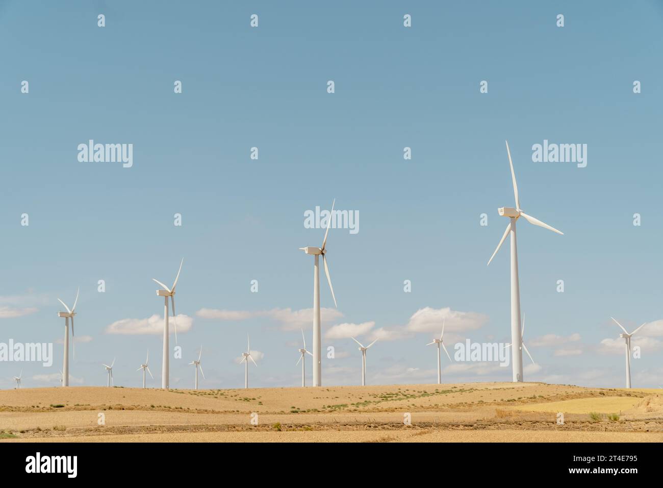 Windkraftwerk. Erneuerbare Energien gegen die globale Erwärmung Stockfoto