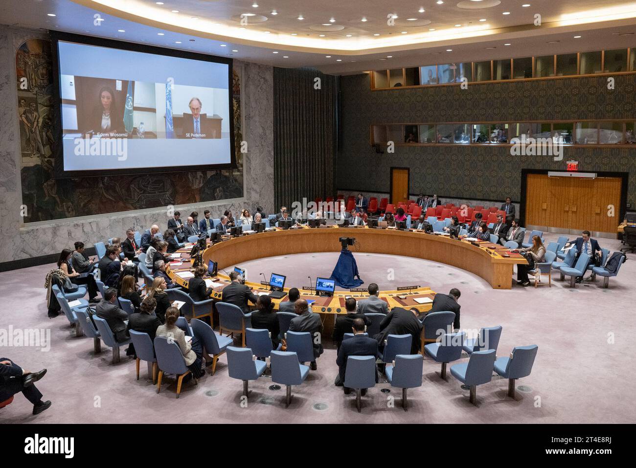 (231030) -- VEREINTEN NATIONEN, 30. Oktober 2023 (Xinhua) -- der UN-Sicherheitsrat hält am 30. Oktober 2023 im UN-Hauptquartier in New York eine Sitzung über die politische und humanitäre Lage in Syrien ab. Der UN-Sondergesandte für Syrien Geir Pedersen warnte am Montag, dass der israelisch-palästinensische Konflikt bereits in Syrien übergreift. (Eskinder Debebe/UN Photo/Handout via Xinhua) Stockfoto