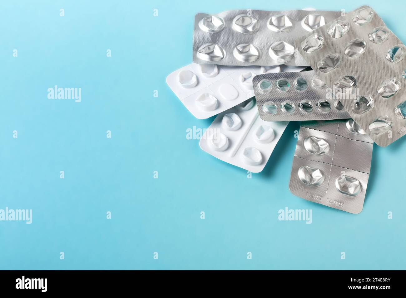 Leere Blisterpackungen verschiedener Pillen und Tabletten. Gesundheitsfürsorge und Selbstmedikationsmedizin. Pillen Hintergrund Stockfoto