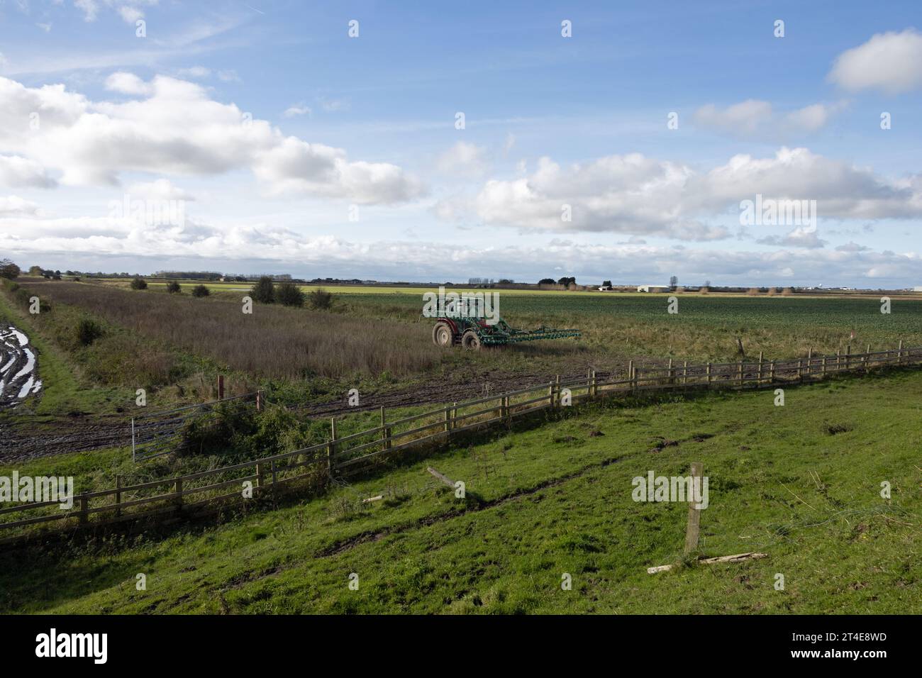 Traktor steht im Feld bei Hesketh Bank Lancashire England Stockfoto