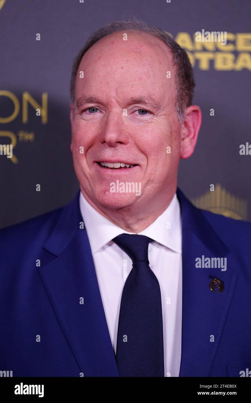 Prinz Albert II. Von Monaco kommt auf dem roten Teppich zur Ballon d’Or-Zeremonie im Theatre du Chatelet in Paris, Frankreich. Bilddatum: Montag, 30. Oktober 2023. Stockfoto