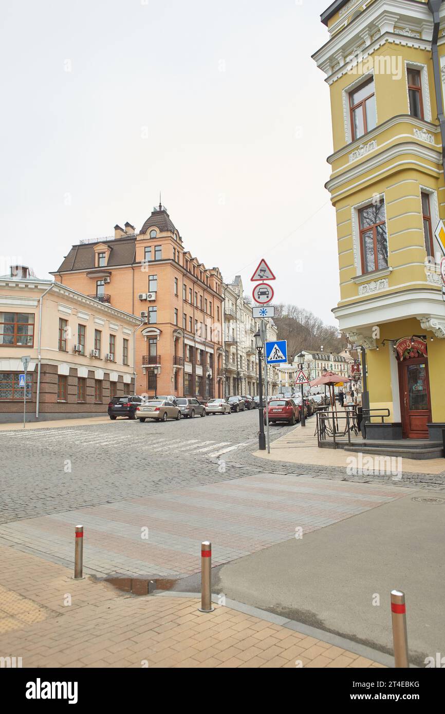 Kiew, Ukraine - 03.29.2023: Eine Straße der ukrainischen Hauptstadt in Kriegszeiten. Autos, Menschen und historische Gebäude Stockfoto