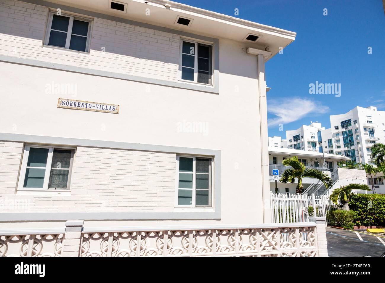 Miami Beach Florida, Außenfassade, Gebäude Vordereingang Wohnungen, North Beach, Sorrento Villas Schild, Miami Modernism MIMO Stil Architektur, Hotels Mo Stockfoto