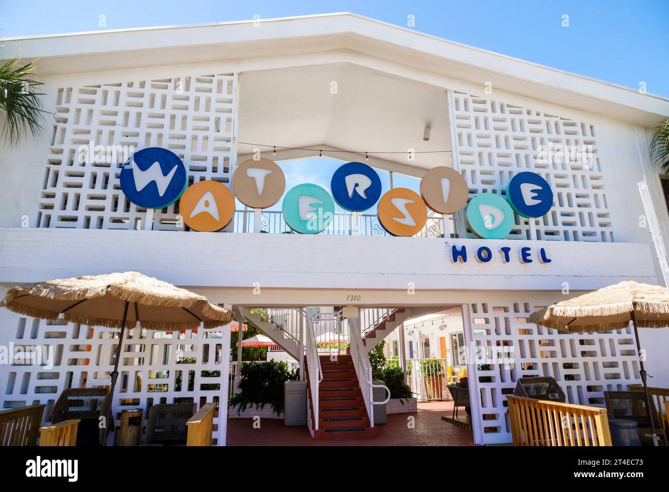 Miami Beach Florida, Außenfassade, Hotel vor dem Eingang des Gebäudes, North Beach, Waterside Hotel Schild, Miami Modernism MIMO Stil Architektur, Hotels Mot Stockfoto