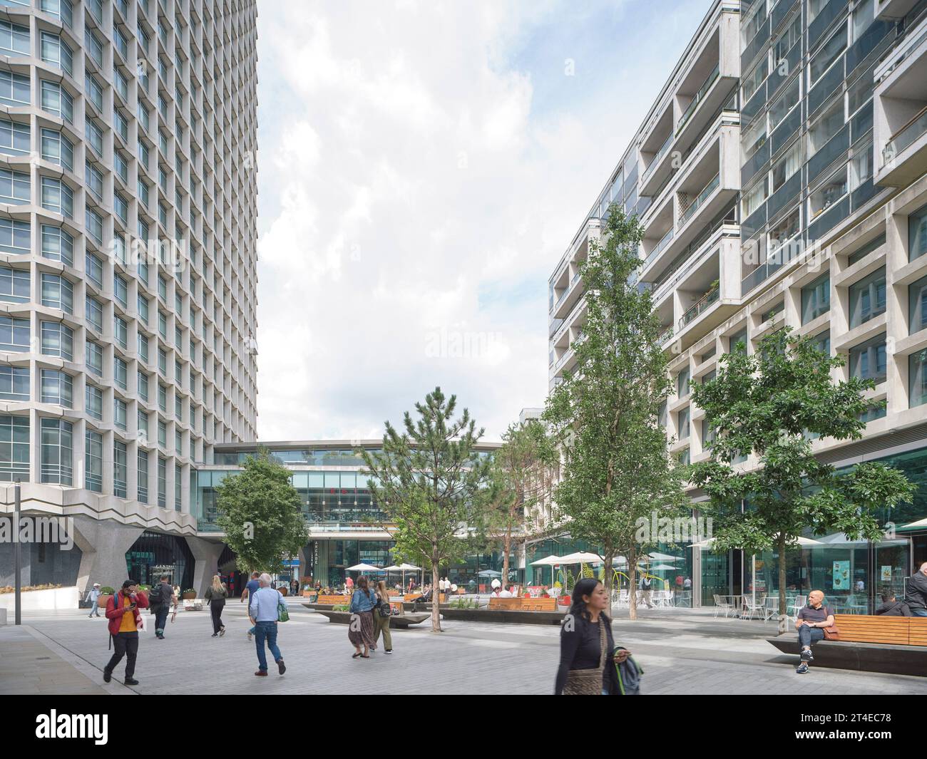 Fußgängerzone des städtischen Verkehrsraums. St Giles Square, London, Vereinigtes Königreich. Architekt: MICA, 2023. Stockfoto