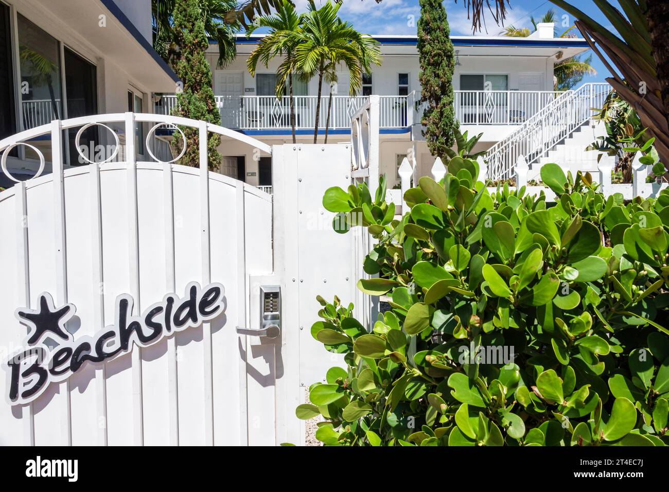 Miami Beach Florida, Außenfassade, Gebäude Vordereingang Hotel, North Beach, Beachside Apartment Hotel Schild Gate Lock Security, Miami Modernism MIMO Stockfoto