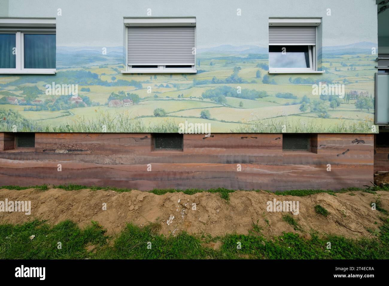 Schöne ländliche deutsche Landschaftsmalerei Straßenmalerei auf einem Hochhaus in Silikatfarbe, in Langen von einem großen Fassadengerüst, Kopierraum Stockfoto