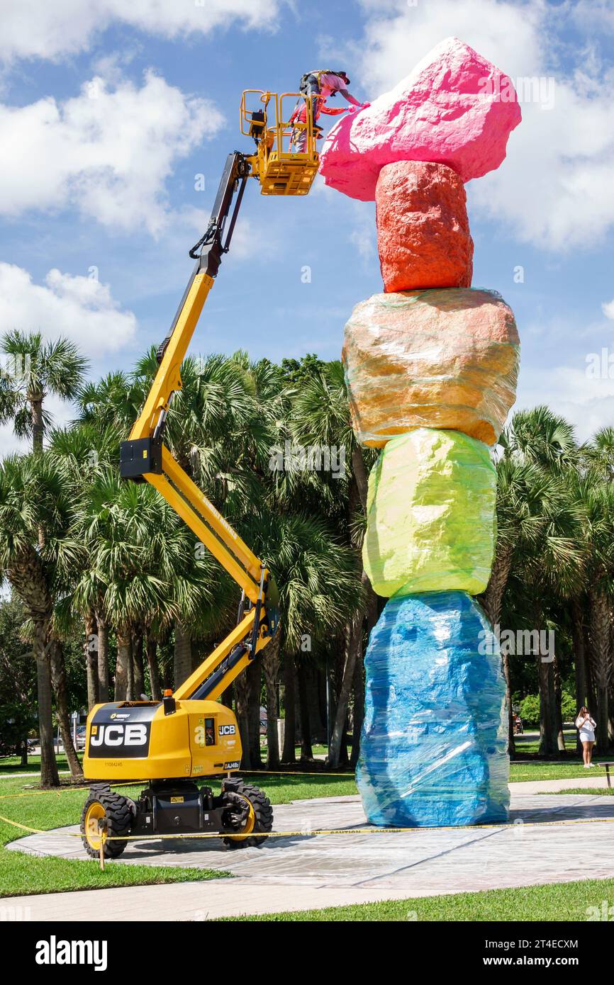 Miami Beach Florida, Collins Avenue, Collins Park Kunstwerk Skulptur Miami Mountain, Kirschpflücker Eimer Boom Lift, Neumalerei Malerei verblasste Farbe, Ma Stockfoto
