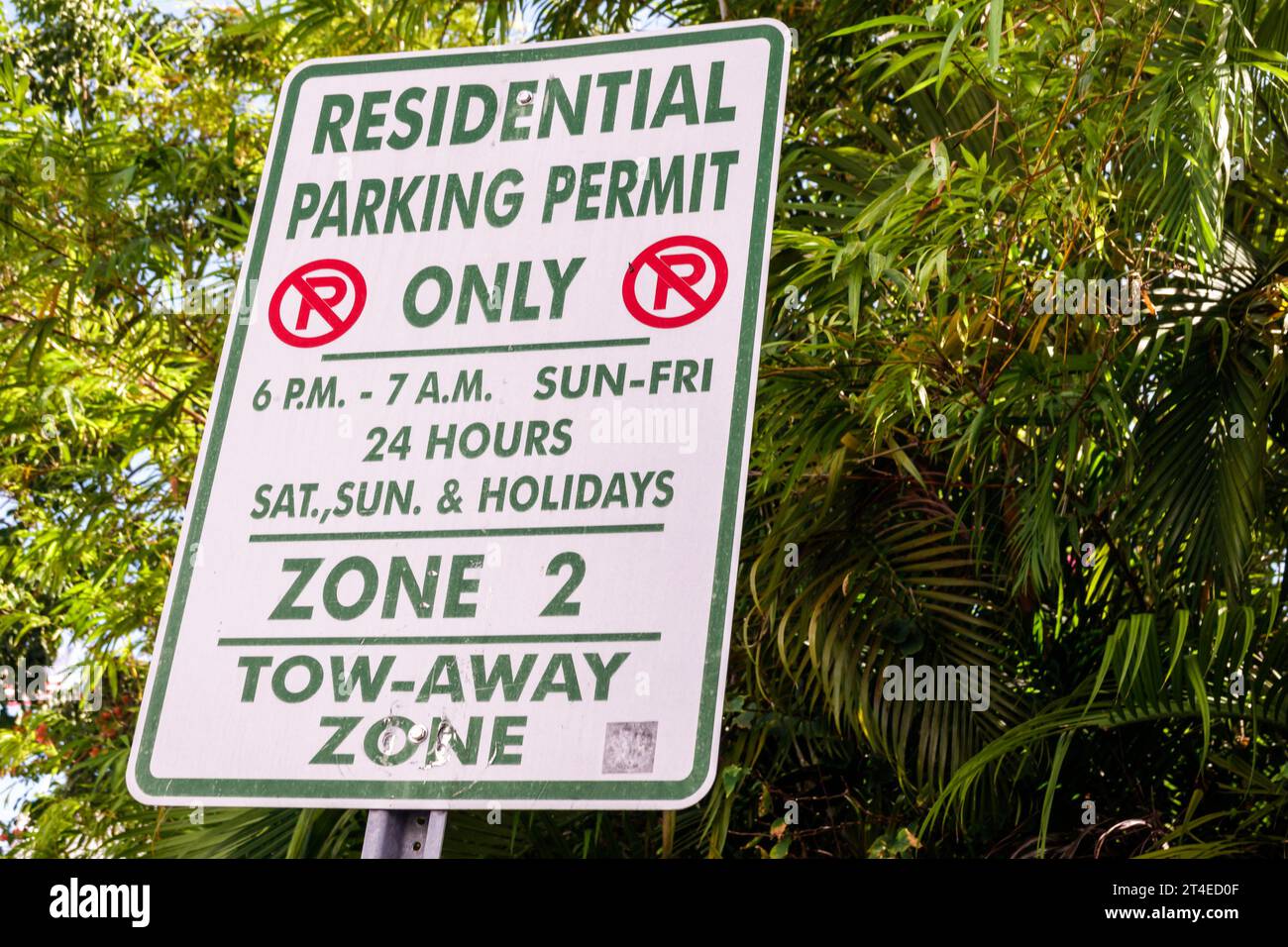 Miami Beach Florida, Schild nur für Wohnparkplätze mit Abschleppzone Stockfoto