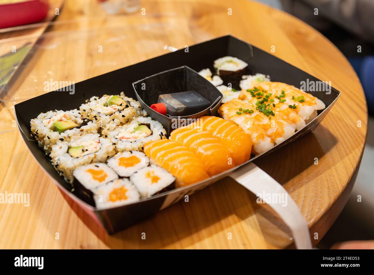 Sushi-Tablett, Itsu, Flughafen Gatwick, London, England, Vereinigtes Königreich. Stockfoto