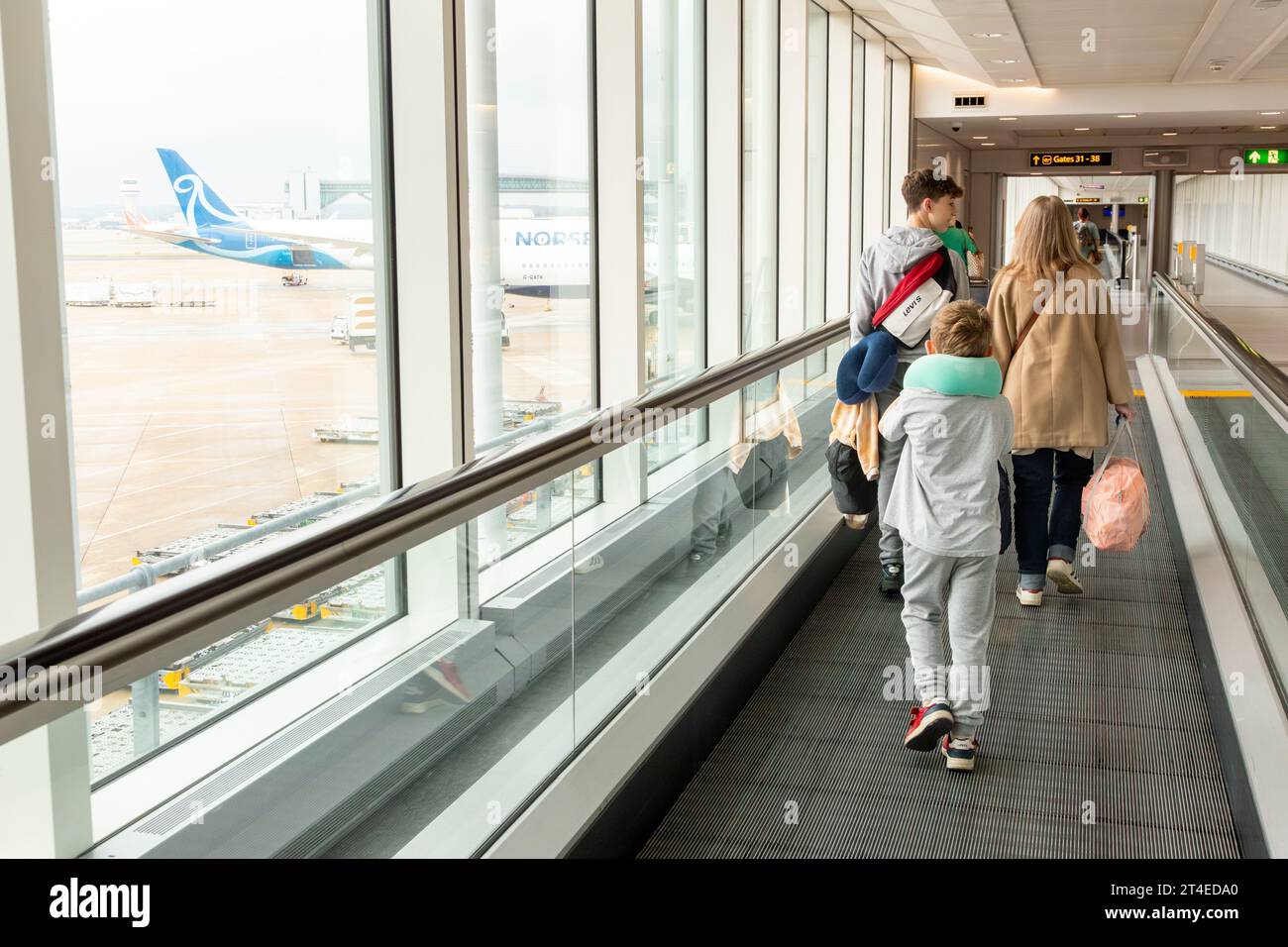 Familie auf Reisen, Flughafen Gatwick, London, England, Großbritannien. Stockfoto