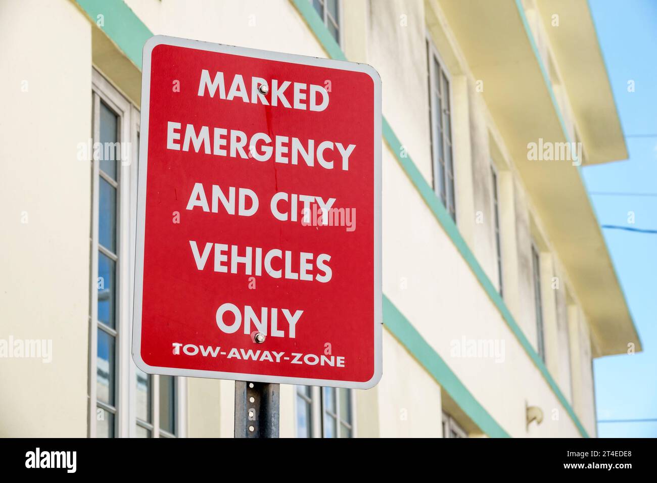 Miami Beach Florida, Schild mit nur Notfall- und Stadtfahrzeugen gekennzeichnet, Abschleppzone, eingeschränktes Parken Stockfoto