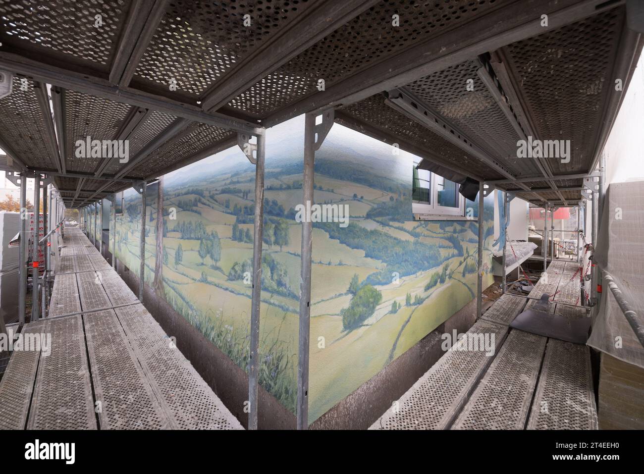 Ecke eines hübschen Landschaftsmapiers auf einem Hochhaus in Silikatfarbe, in Langen von einem großen Fassadengerüst, Kopierraum Stockfoto