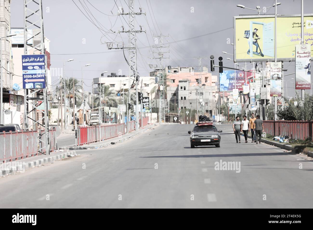 Palästinenser fahren ein Auto mit Habseligkeiten, während Rauch im Hintergrund aufsteigt, während sie aus dem Flüchtlingslager Nuseirat fliehen Palästinenser fahren ein Auto mit Habseligkeiten, während Rauch im Hintergrund auftaucht, während sie am 30. Oktober 2023 aus dem Flüchtlingslager Nuseirat im zentralen Gazastreifen fliehen. zwischen Israel und der palästinensischen Gruppe Hamas. Foto: Naaman Omar apaimages Nuseirat Gaza Streifen palästinensisches Gebiet 301023 Nuseirat NAA 0015 Copyright: XapaimagesxNaamanxOmarxxxapaimagesx Credit: Imago/Alamy Live News Stockfoto