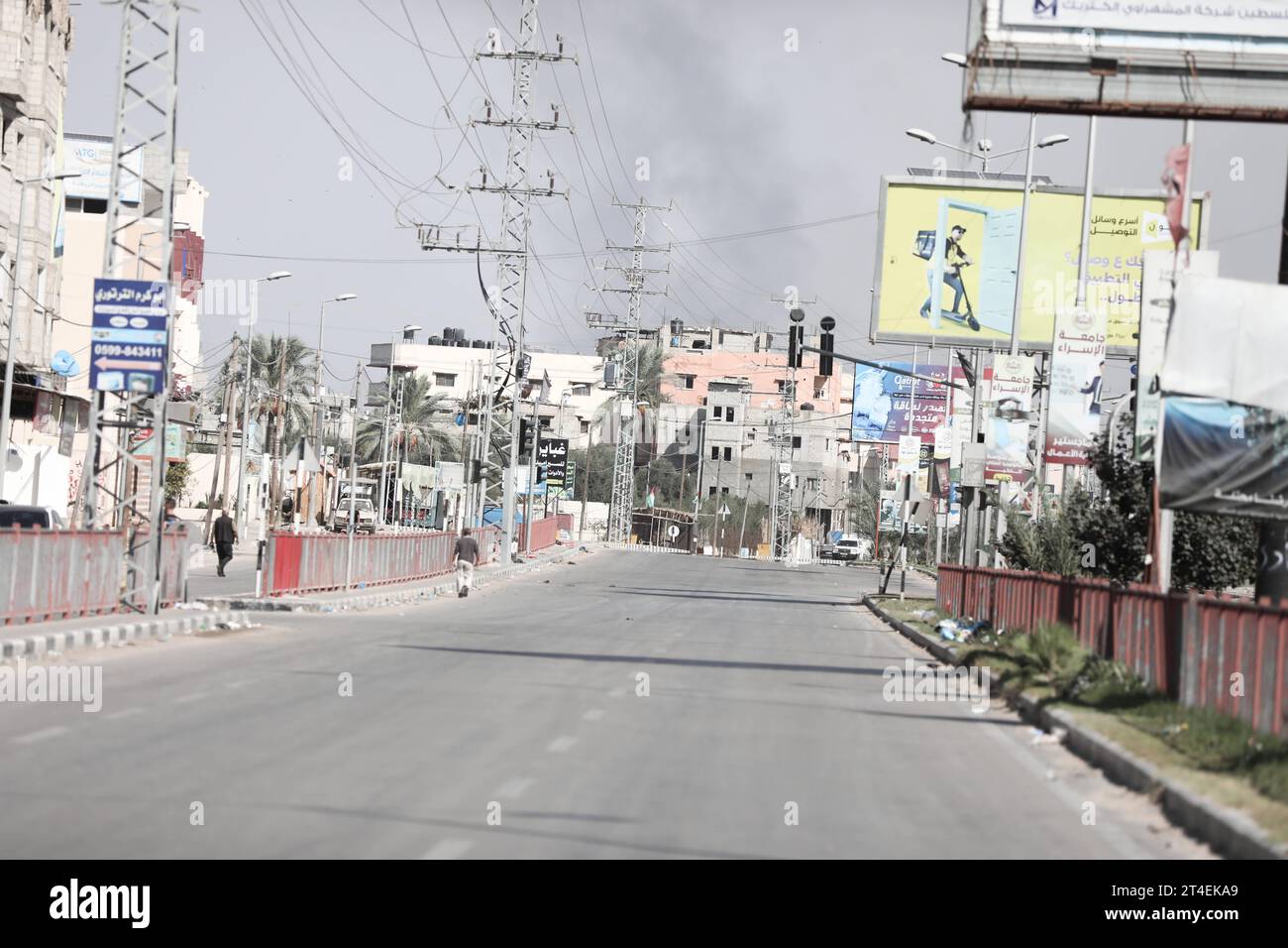 Palästinenser fahren ein Auto mit Habseligkeiten, während Rauch im Hintergrund aufsteigt, während sie aus dem Flüchtlingslager Nuseirat fliehen Palästinenser fahren ein Auto mit Habseligkeiten, während Rauch im Hintergrund auftaucht, während sie am 30. Oktober 2023 aus dem Flüchtlingslager Nuseirat im zentralen Gazastreifen fliehen. zwischen Israel und der palästinensischen Gruppe Hamas. Foto: Naaman Omar apaimages Nuseirat Gaza Streifen palästinensisches Gebiet 301023 Nuseirat NAA 009 Copyright: XapaimagesxNaamanxOmarxxxapaimagesx Credit: Imago/Alamy Live News Stockfoto