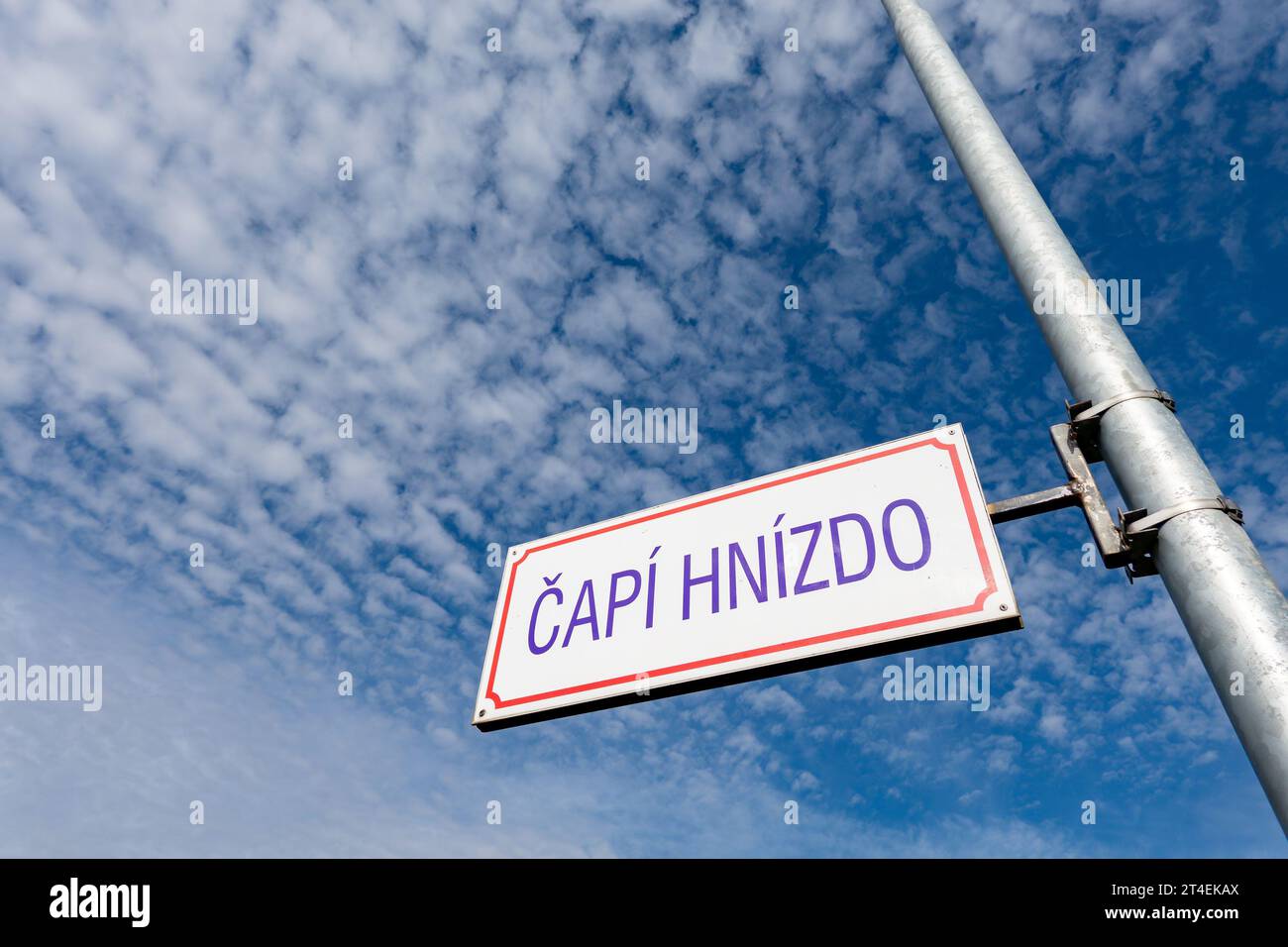 HAVIROV, TSCHECHISCHE REPUBLIK - 12. OKTOBER 2013: CAPI Hnizdo (Störche nisten auf Tschechisch) Straßenname erinnert an den riesigen Subventionsskandal von Andrej Babis Prime Stockfoto