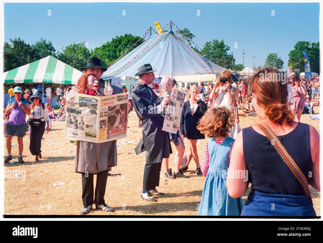 GLASTONBURY FESTIVAL, 1995: Live-Theaterdarsteller im Circus Field beim Glastonbury Festival, Pilton Farm, Somerset, England, 24. Juni 1995. 1995 feierte das Festival sein 25-jähriges Bestehen. In diesem Jahr gab es keine Pyramidenphase, da sie abgebrannt war. Foto: ROB WATKINS Stockfoto