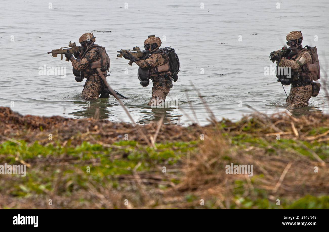 Kampfschwimmer des Kommandos Spezialkräfte der Marine KSM nähern sich ...