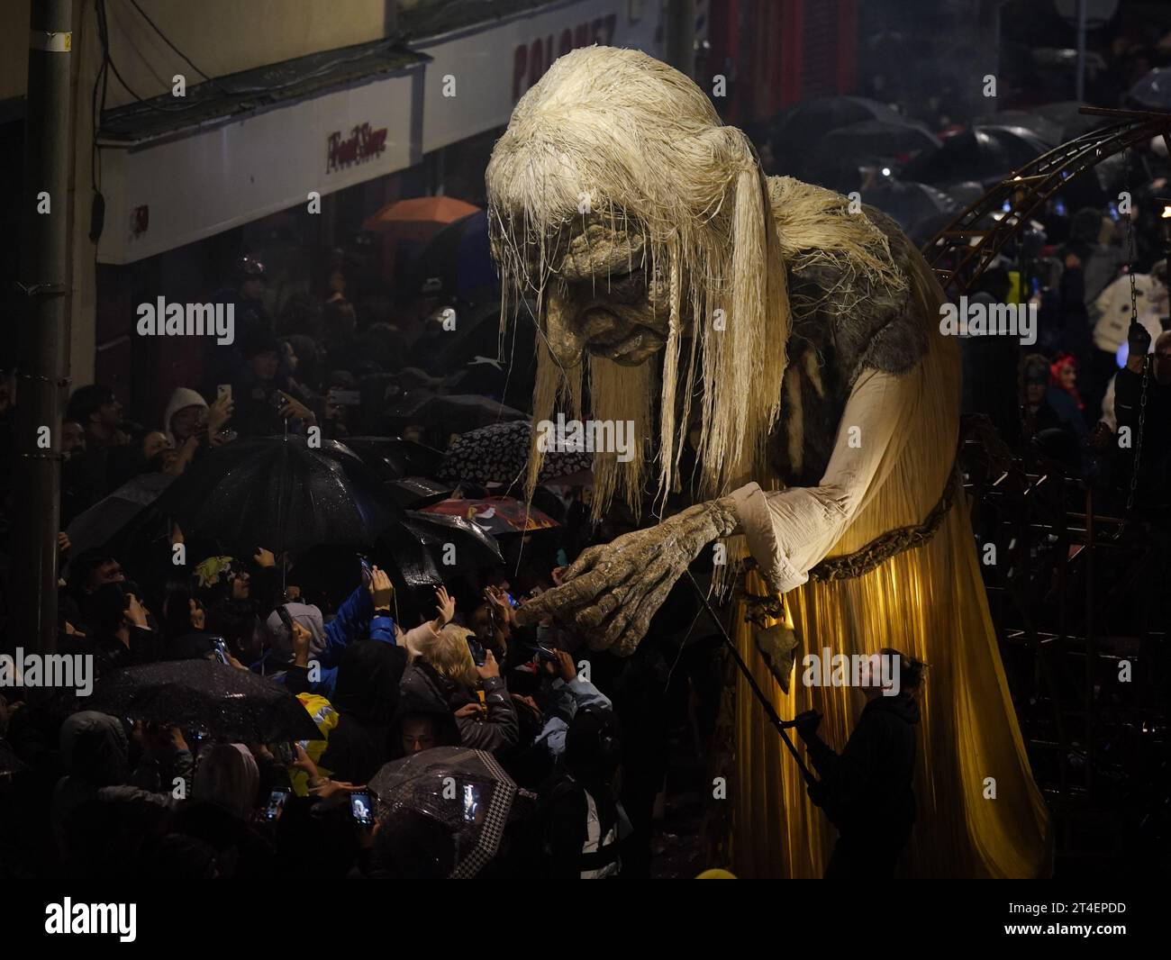 Die Massen beobachten die Macnas Halloween Parade im Stadtzentrum von Dublin, die Teil des Bram Stoker Festivals ist. Bilddatum: Montag, 30. Oktober 2023. Stockfoto