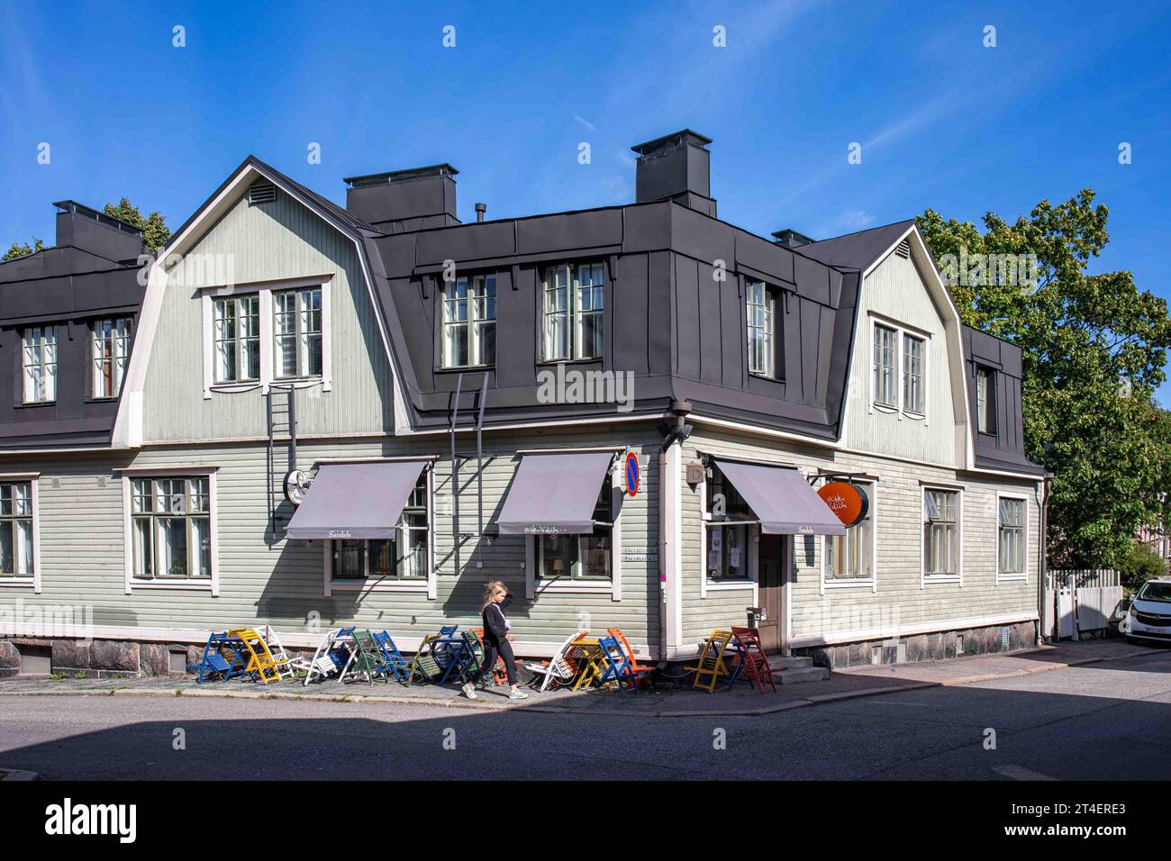 Altes Holzgebäude an der Ecke Keuruuntie und Vallilantie im Stadtteil Puu-Vallila in Helsinki, Finnland Stockfoto