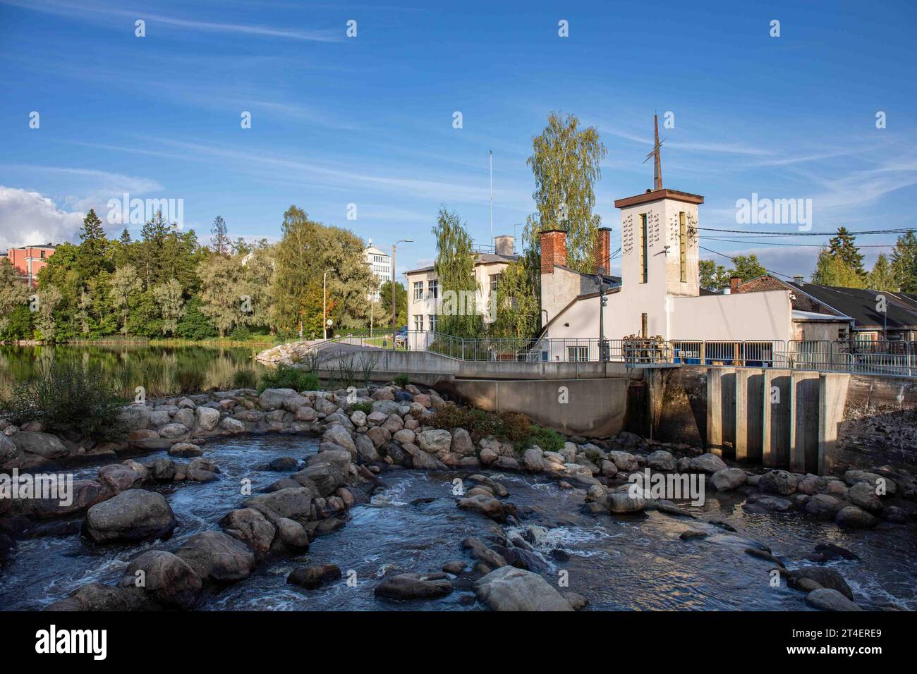 Felsenrampe und altes Wasserkraftwerk in den Kellokoski Stromschnellen an einem sonnigen Herbstabend in Tuusula, Finnland Stockfoto