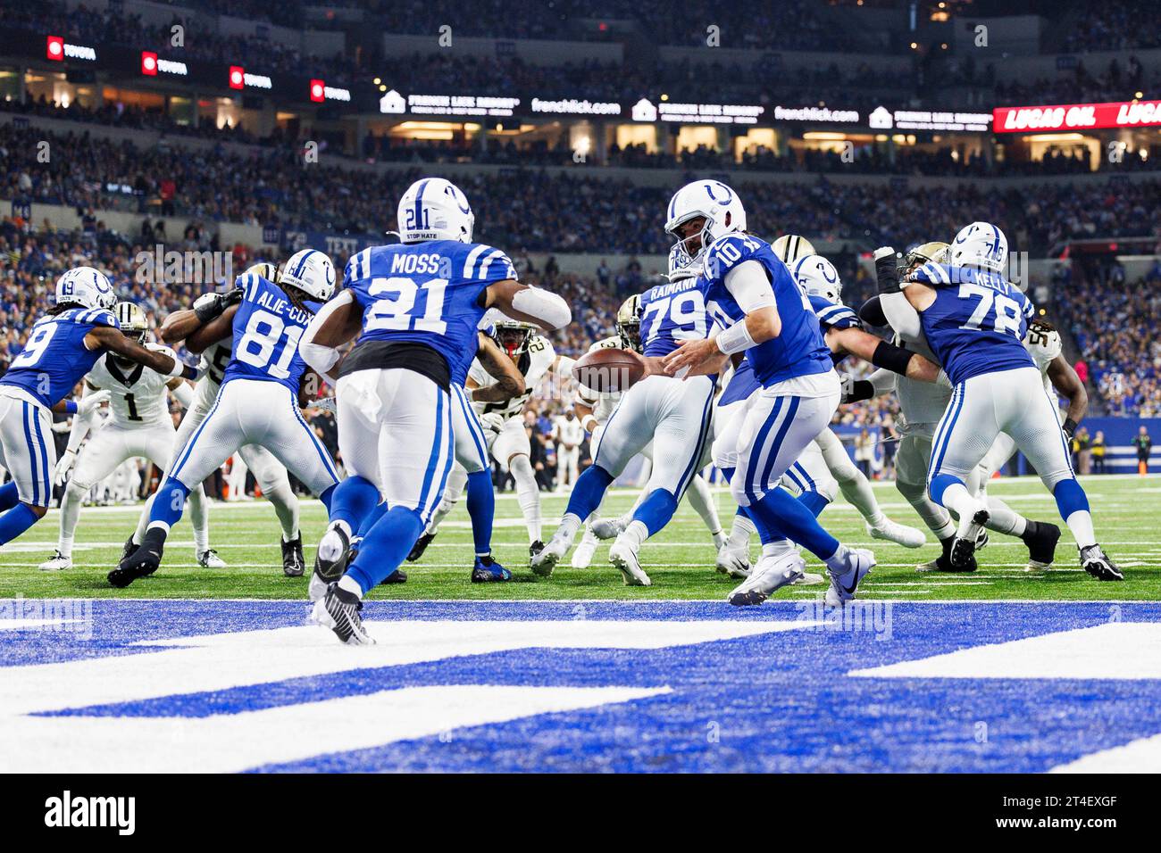 Indianapolis, Indiana, USA. Oktober 2023. Der Indianapolis Colts Quarterback Gardner Minshew (10) übergibt den Ball an die Indianapolis Colts, die Zack Moss (21) während des NFL-Spiels gegen die New Orleans Saints im Lucas Oil Stadium in Indianapolis, Indiana, zurücklaufen. New Orleans besiegte Indianapolis mit 38:27. John Mersits/CSM (Credit Image: © John Mersits/Cal Sport Media). Quelle: csm/Alamy Live News Stockfoto