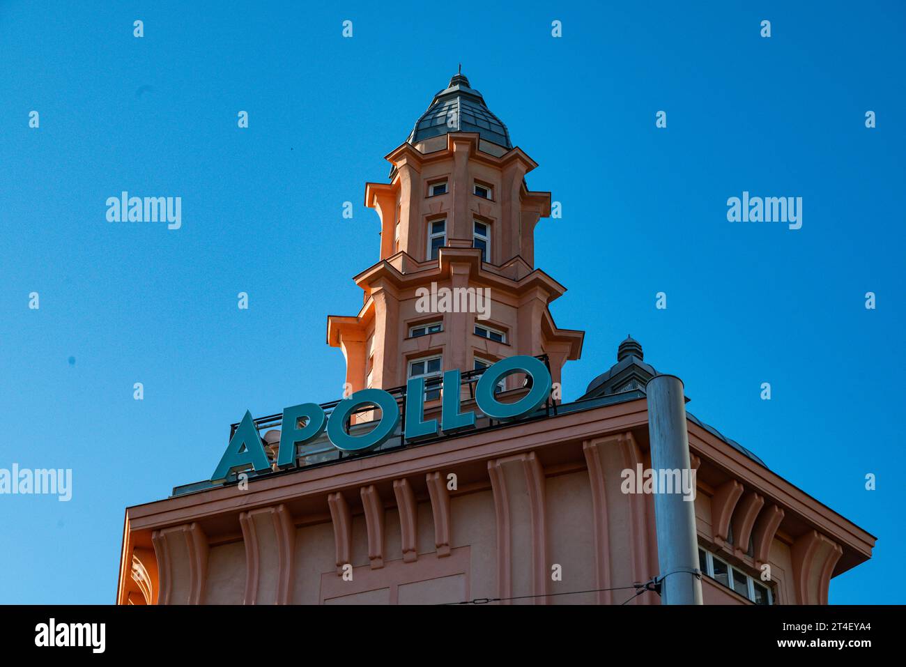 29. September 2023. Wien, Österreich. Apollo-Kino vor blauem Himmel Stockfoto