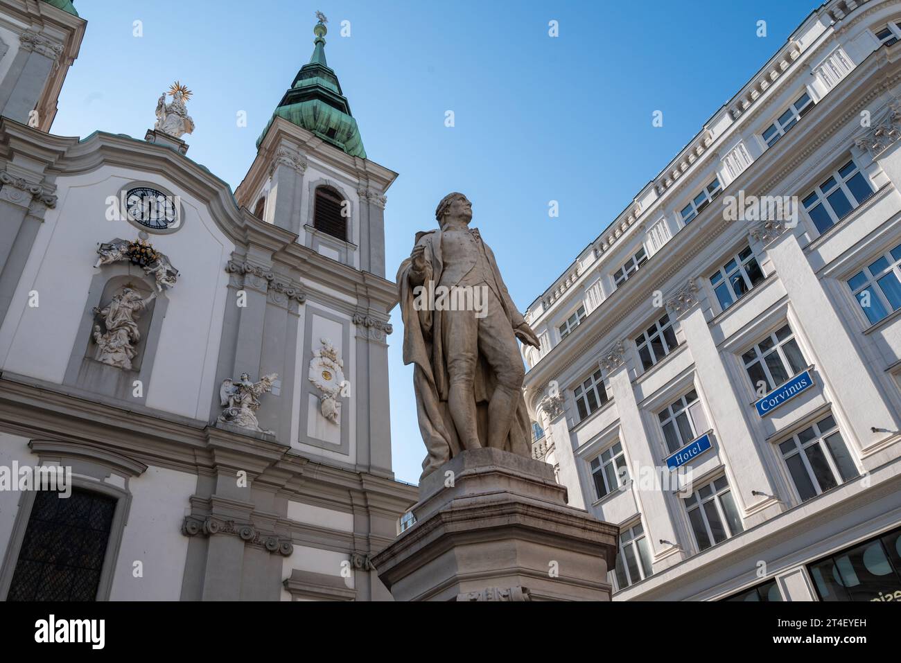 Wien, Österreich 28. September 2023. Statue des berühmten Komponisten Haydn vor der Mariahilfer Kirche Stockfoto