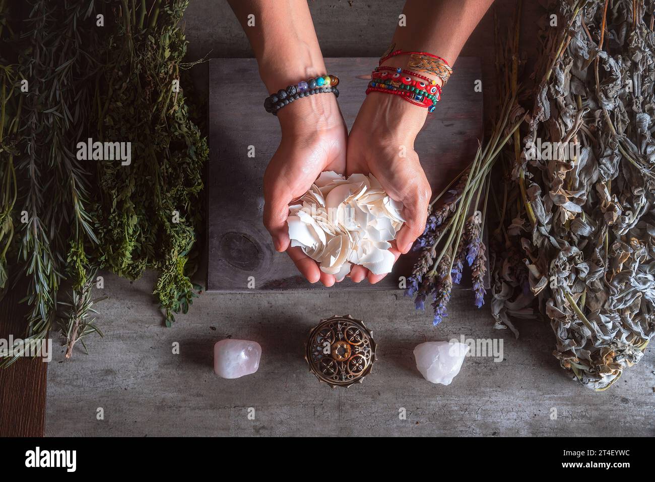 Frau, die Eierschalen mit den Händen hält, für spirituelle und traditionelle Rituale in Lateinamerika oder Mexiko Stockfoto