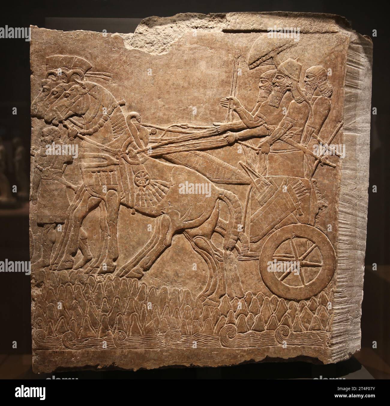 Das Mauerrelief des Nimrud-Palastes, Irak. Neo-Assyrisches Reich. 875-860 V. CHR. Alabaster. Der Monarch Ashurnasirpal II. In einem Wagen. Belichten Sie Das Menschliche Bild. Oder Stockfoto