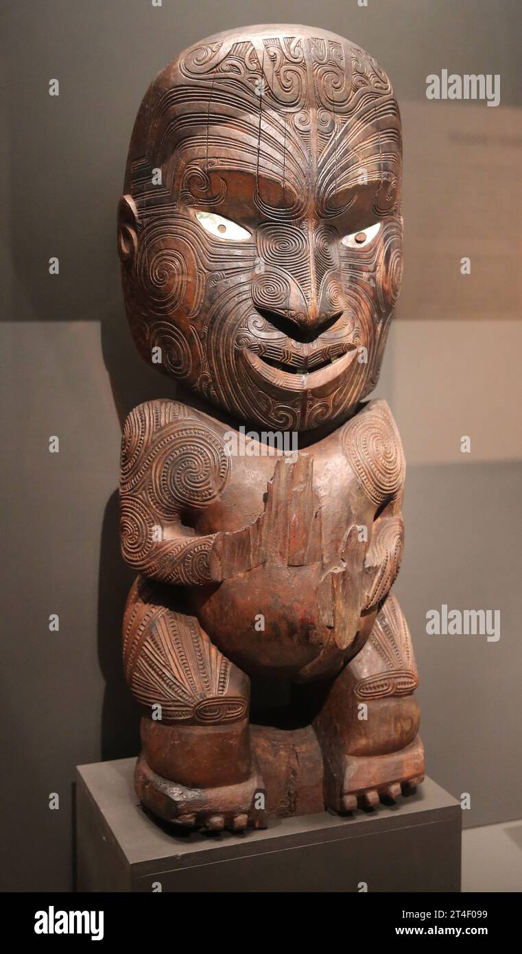 Tätowierte Vorfahren-Central-Stabfigur. Maori Dorf, Aotearoa (Neuseeland). 1840-1860. Holz, Muschel. Belichten Sie Das Menschliche Bild. Organisiert von br Stockfoto