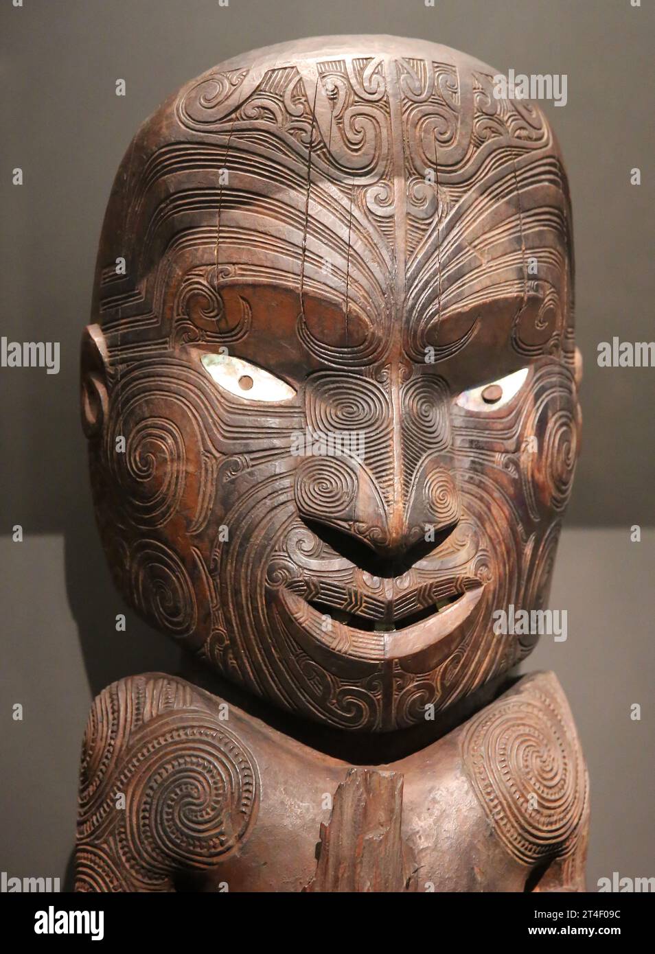 Tätowierte Vorfahren-Central-Stabfigur. Maori Dorf, Aotearoa (Neuseeland). 1840-1860. Holz, Muschel. Belichten Sie Das Menschliche Bild. Organisiert von br Stockfoto