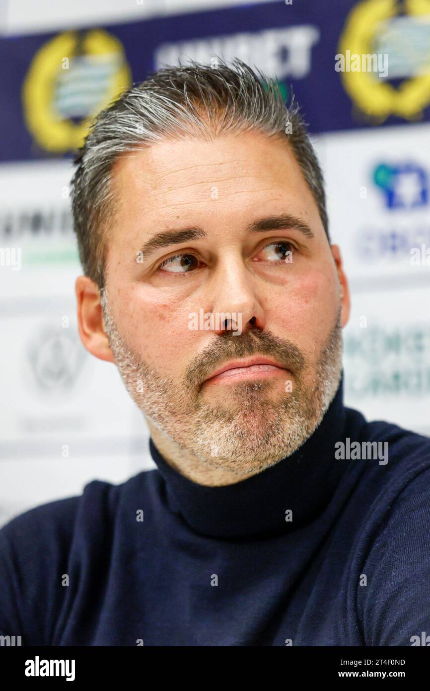 Hammarbys Trainer Martí Cifuentes während einer Pressekonferenz nach dem Fußballspiel Allsvenskan am Montag zwischen Hammarby IF und IK Sirius FK in der Tele2 Arena in Stockholm. Martí Cifuentes wechselt für den englischen Club Queens Park Rangers. Stockholm, Schweden, 30. Oktober 2023. Foto: Stefan Jerrevång / TT / Code 60160 Stockfoto
