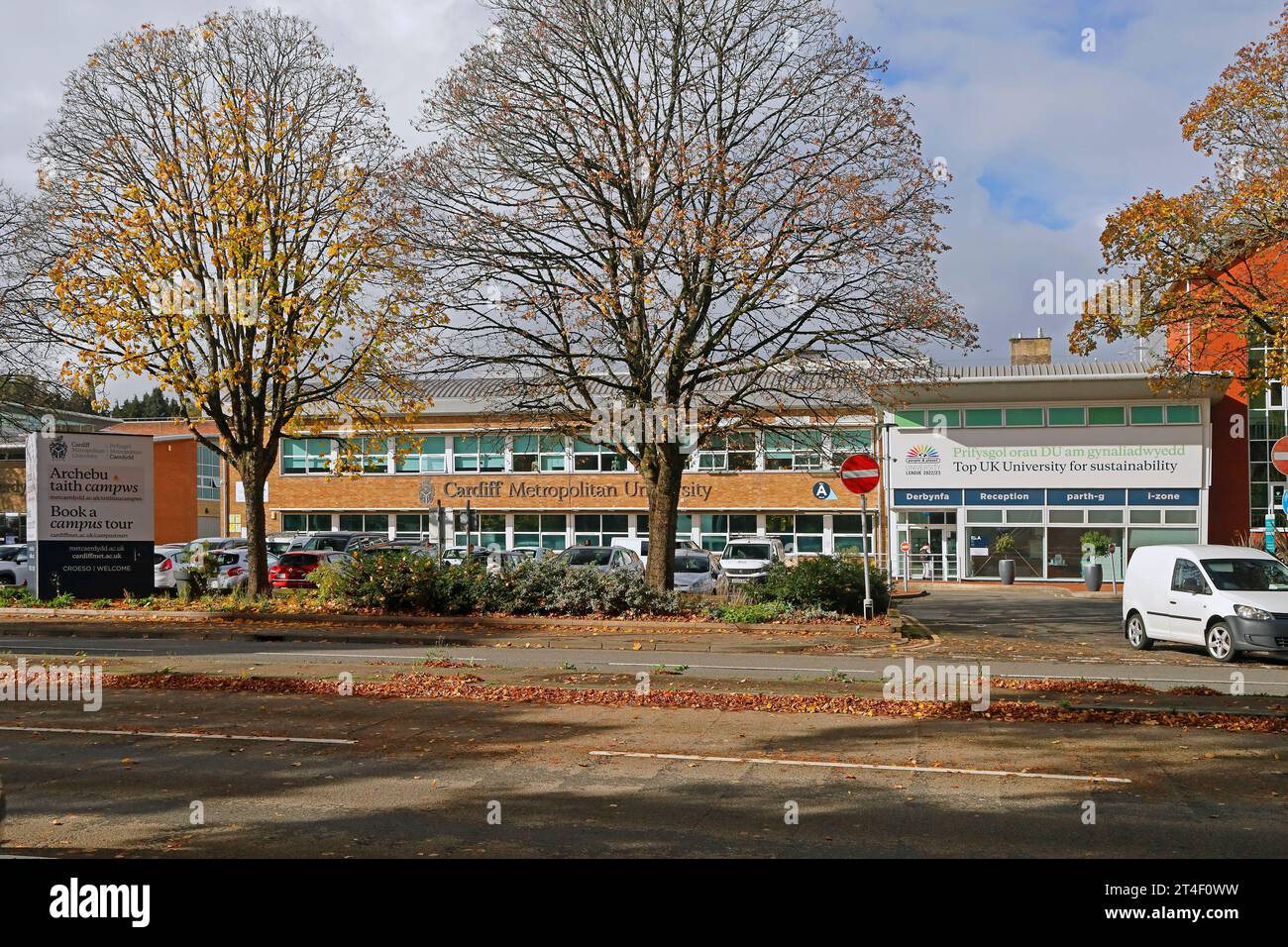 Cardiff Metropolitan University - Cardiff Met, Western Avenue, Cardiff. Mit dem Vorzeichen „kein Eintrag“. Vom Oktober 2023. Herbst. Stockfoto