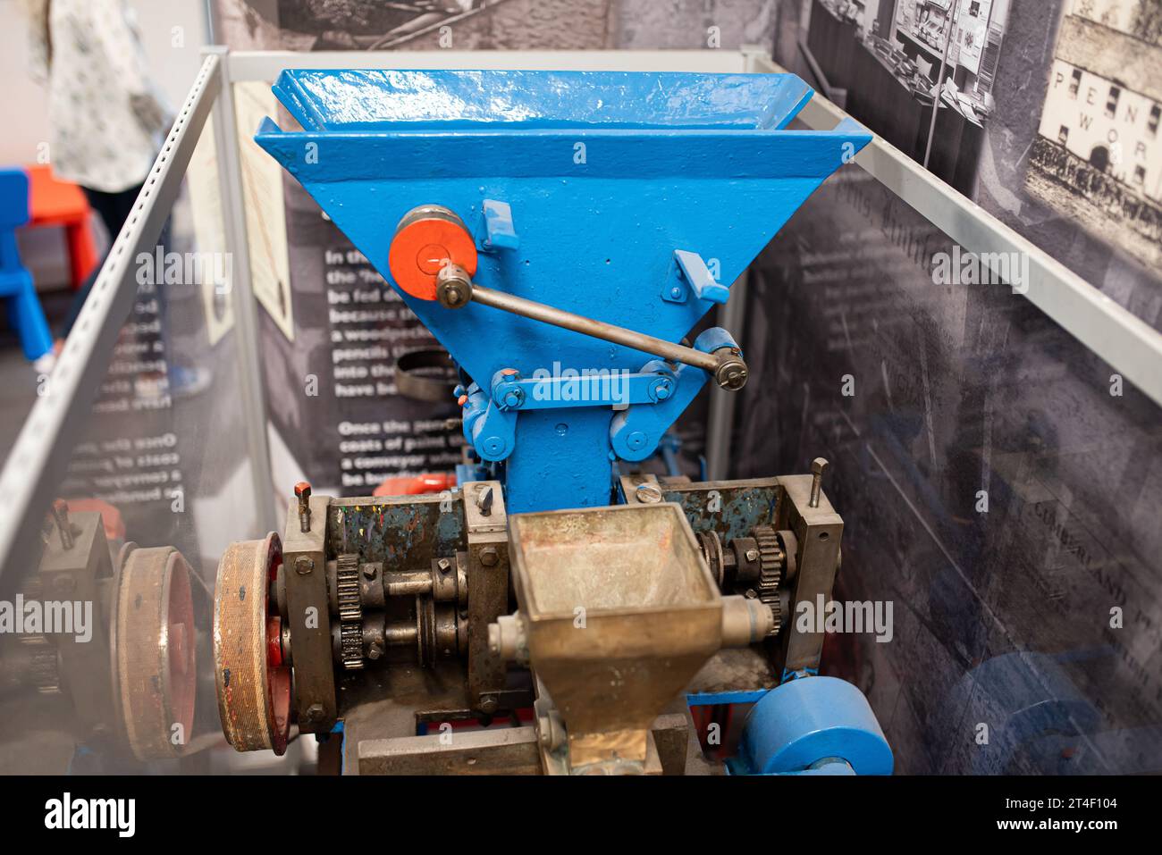 Eine Färbemaschine, die zur Herstellung von Bleistiften verwendet wird. Stockfoto