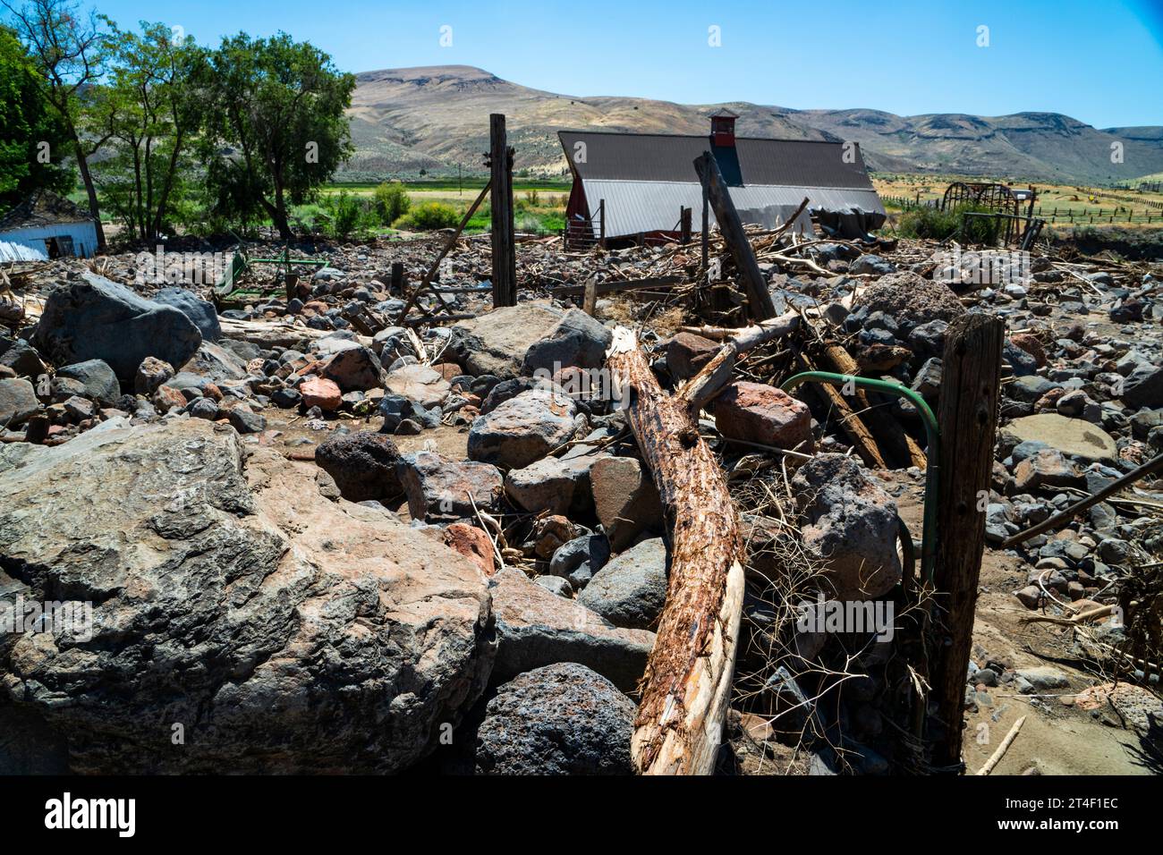 Schlamm-/Felsrutsche auf der Trail Creek Ranch entlang des Highway 20 im Osten Oregons zwischen Harper und Juntura, Oregon am 12. Juni 2023. Stockfoto