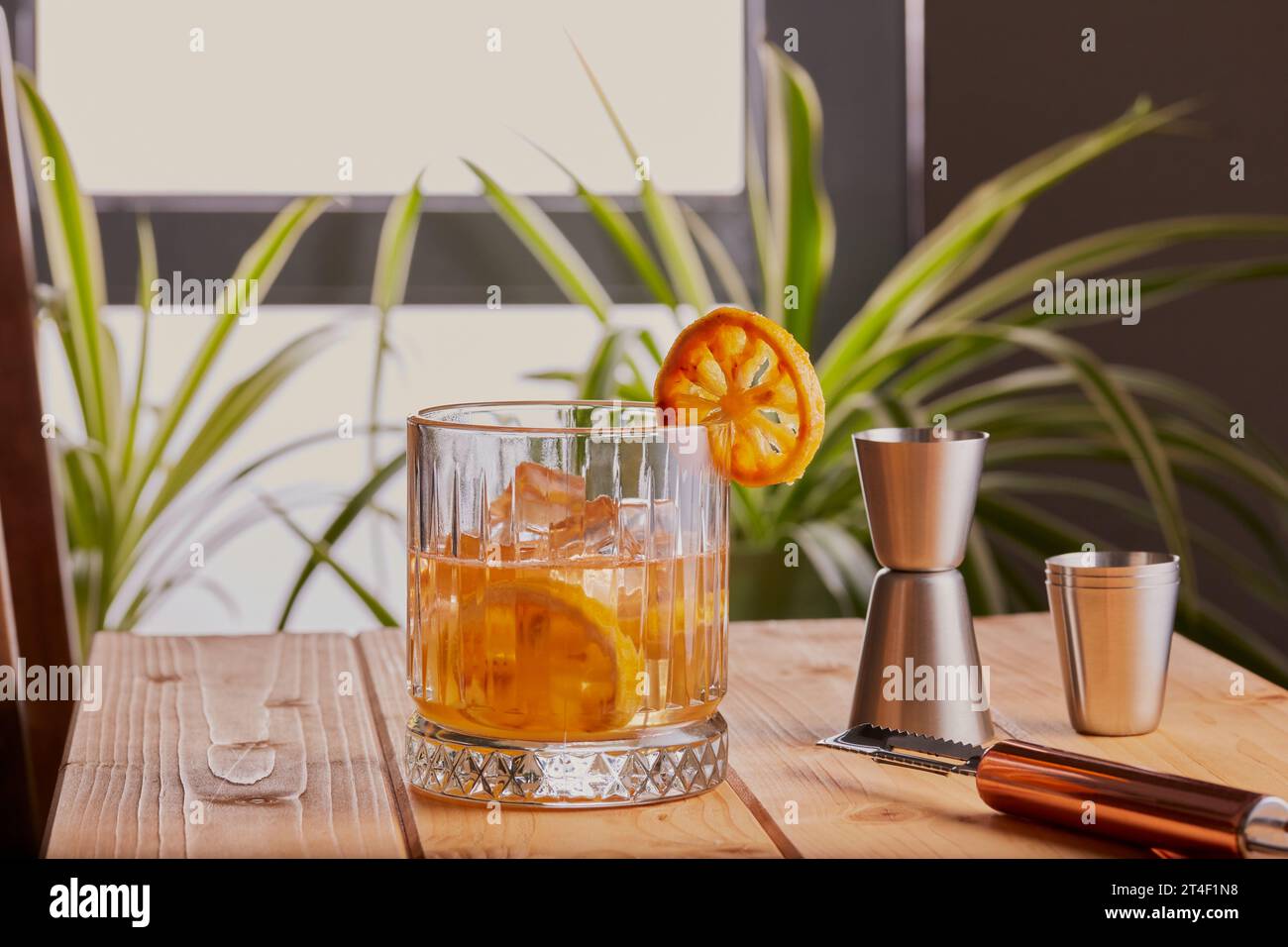 Whisky Sour auf einer Holzoberfläche mit Fensterlicht im Hintergrund. Stockfoto