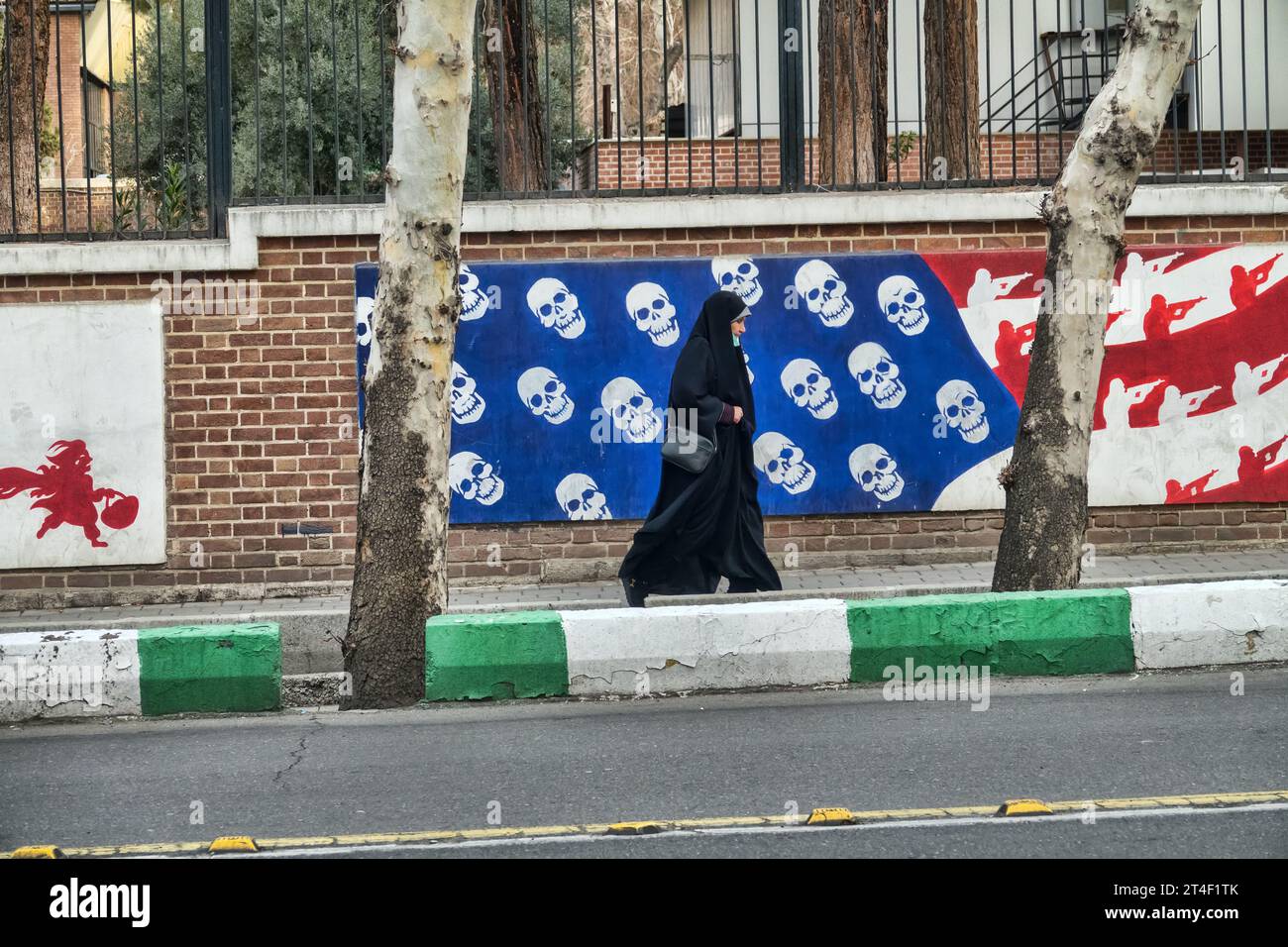 Teheran, Iran, 14. Januar 2023: Die Ziele der amerikanischen Militärpolitik. Demonstrationsprotest gegen US-Wandgemälde. Bewohner von Teheran Stockfoto
