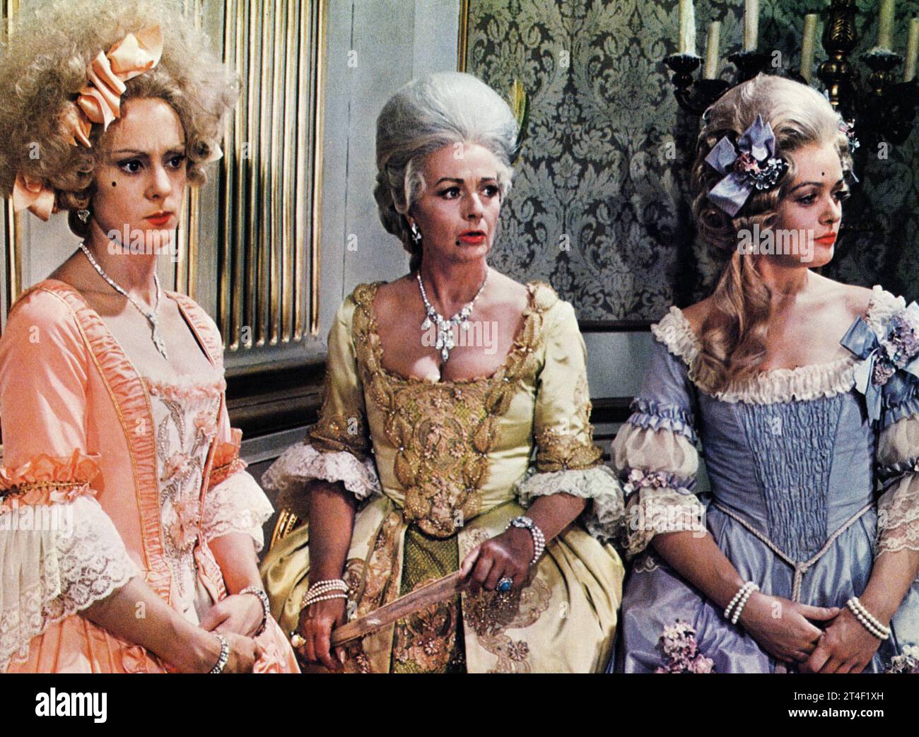 Rosalind Ayers, Margaret Lockwood, Sherrie Hewson, am Set des britischen Musikfilms The Slipper and the Rose: The Story of Cinderella, Universal Pictures, 1976 Stockfoto