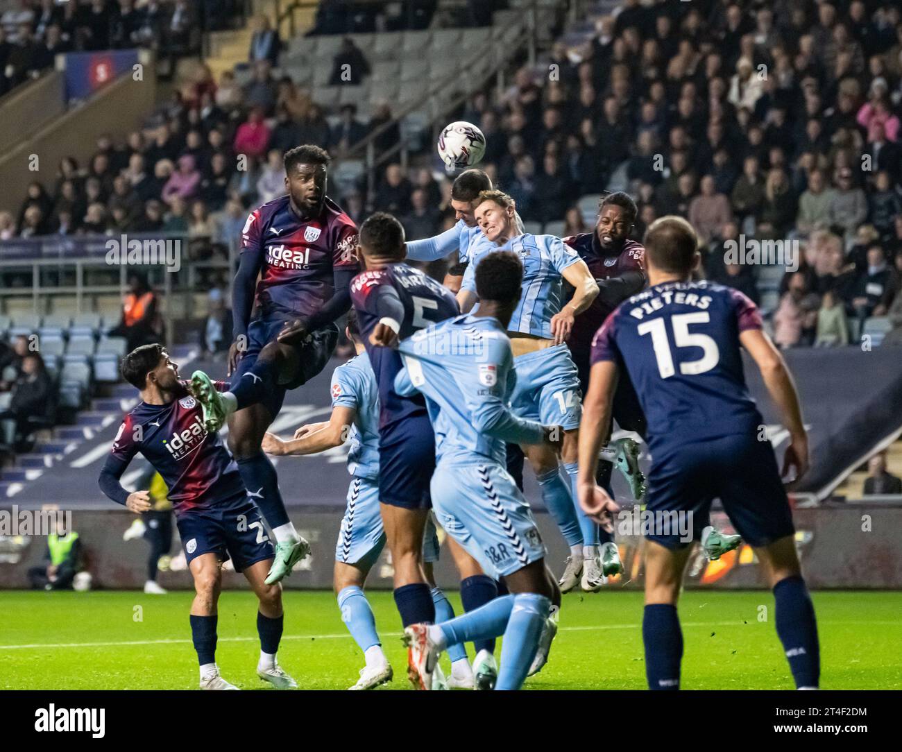 Coventry, Großbritannien. Coventry, Großbritannien. 30. Oktober 2023; Coventry Building Society Arena, Coventry, England; EFL Championship, Coventry City gegen West Bromwich Albion; Ben Sheaf von Coventry gewinnt einen Titel in der Box Credit: Action Plus Sports Images/Alamy Live News Stockfoto