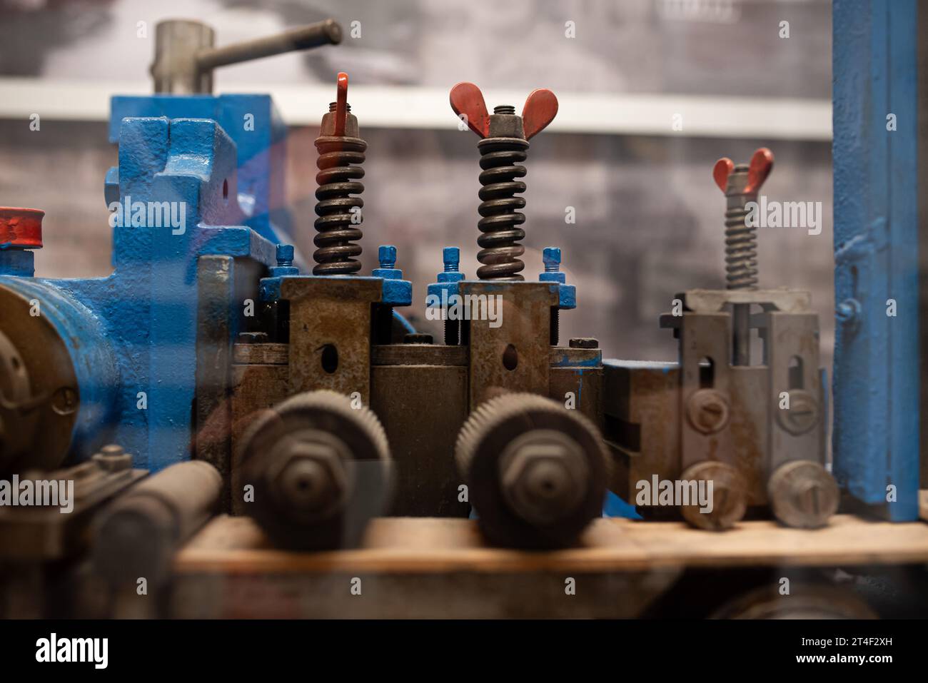 Kurbeln und Knöpfe in einer Bleistiftmaschine. Stockfoto