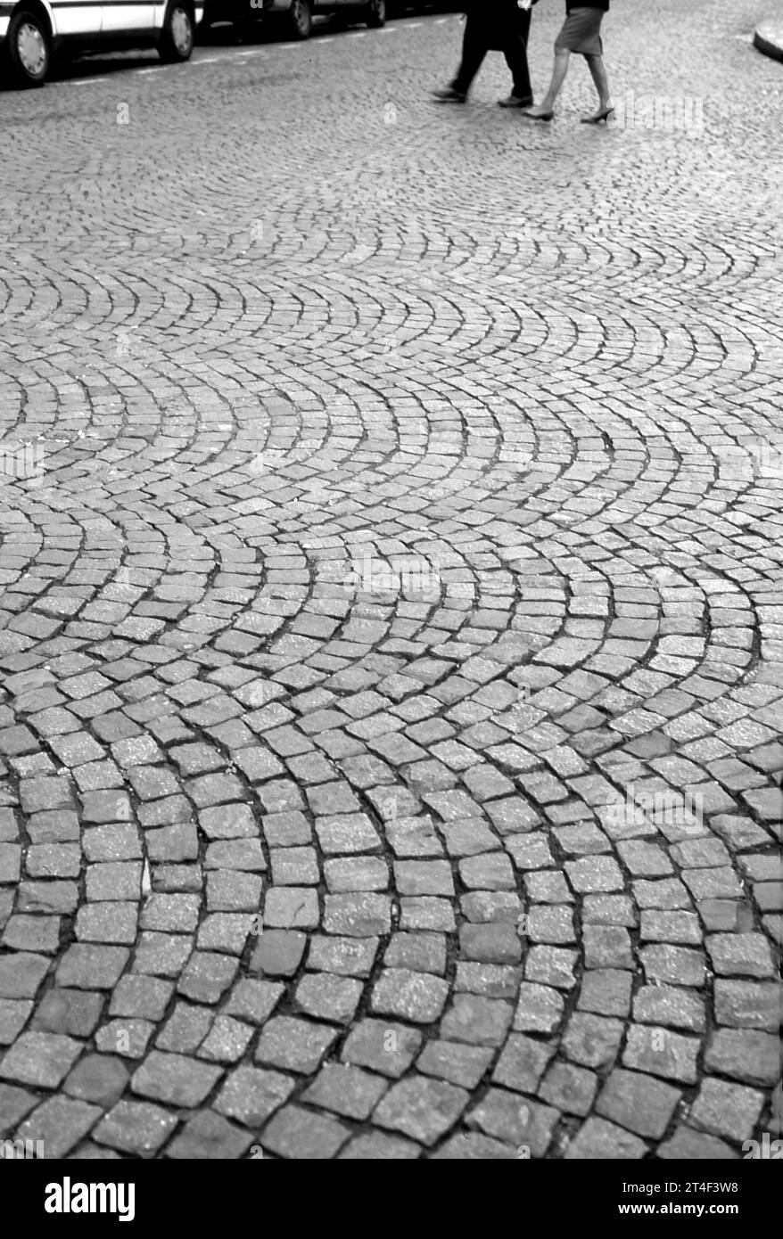 Ein Paar läuft auf einer alten Kopfsteinpflasterstraße in Paris, Frankreich Stockfoto