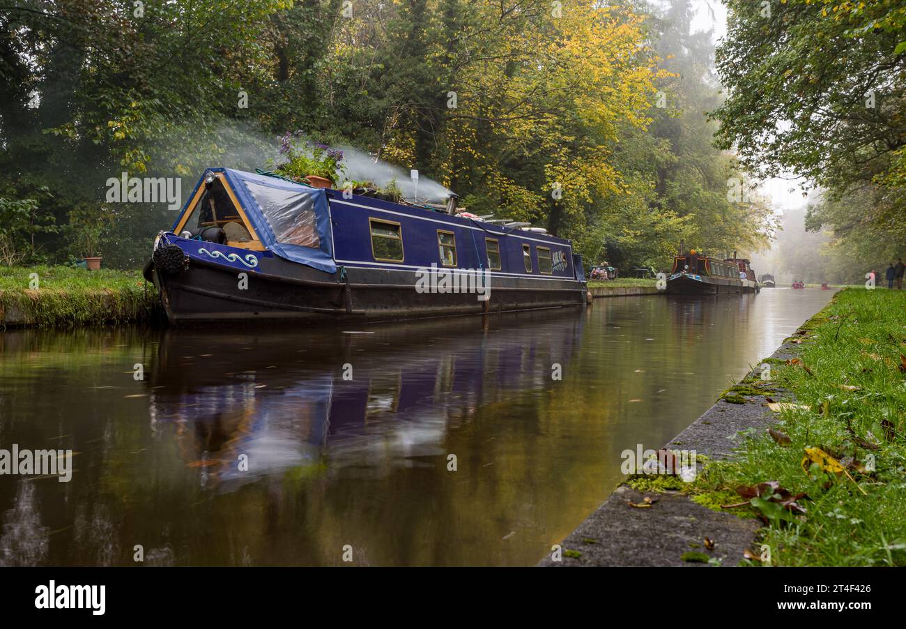 Ein HDR-Bild eines rauchenden schmalen Bootes bei Trevor auf dem Shropshire Union Canal, gesehen am 27. Oktober 2023. Stockfoto