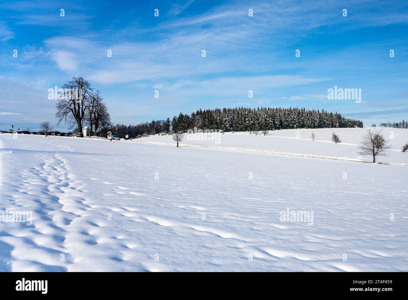 Schneebedeckte ländliche Landschaft am sonnigen Wintertag, Tschechien Stockfoto