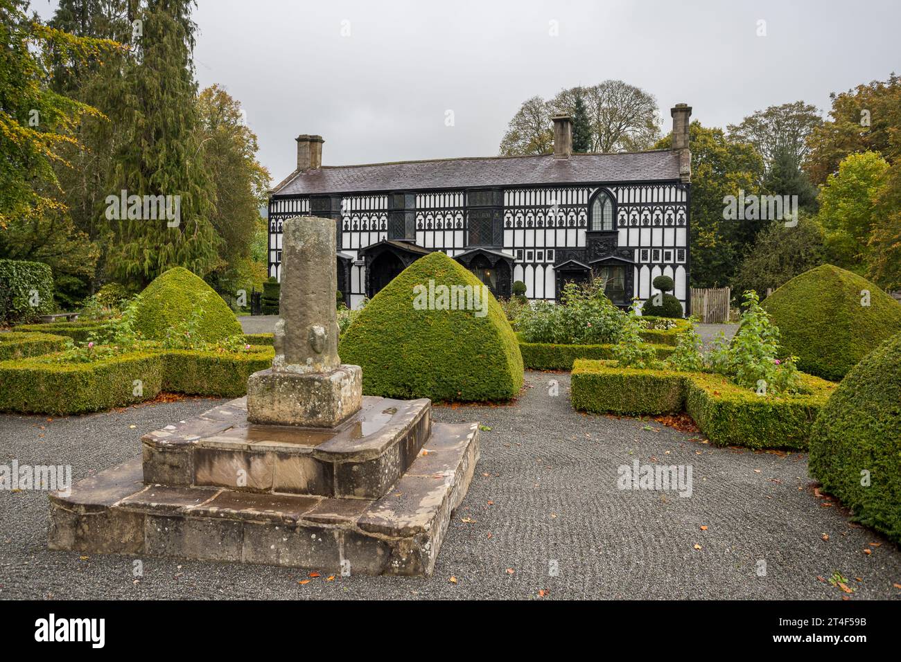 Das Plas Newydd House wurde am 24. Oktober 2023 in Llangollen auf seinem formellen Garten abgebildet. Stockfoto