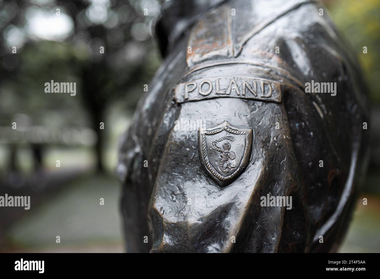 Ein Patch mit der Aufschrift „Polen“ auf der Uniform eines polnischen Soldaten. Wojtek the Soldier Bear Memorial in Edinburgh. Stockfoto